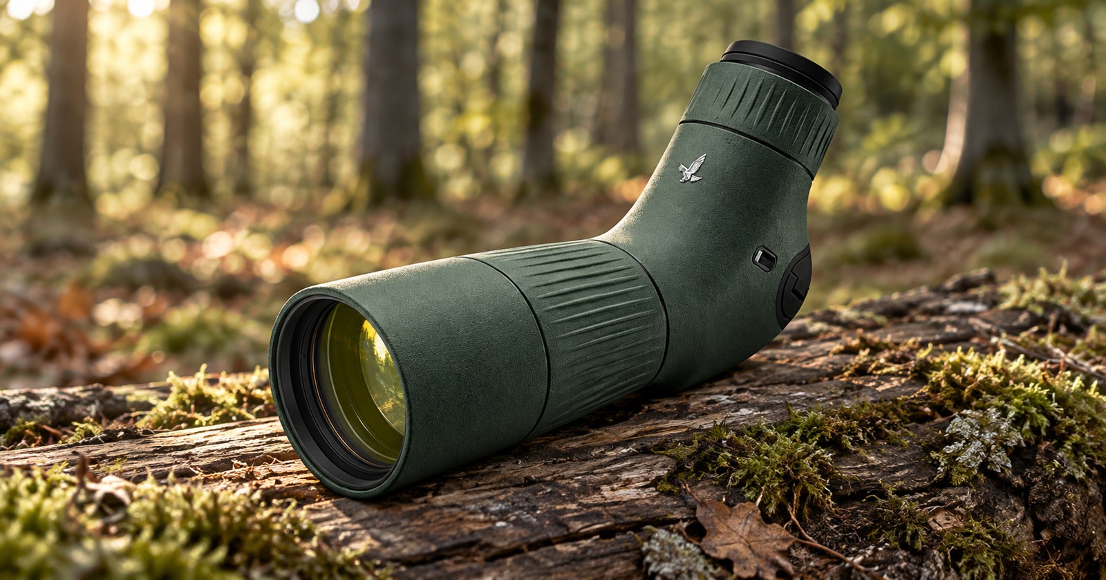 Swarovski AT Balance 18–45×65 auf bemoostem Stamm im Herbstwald