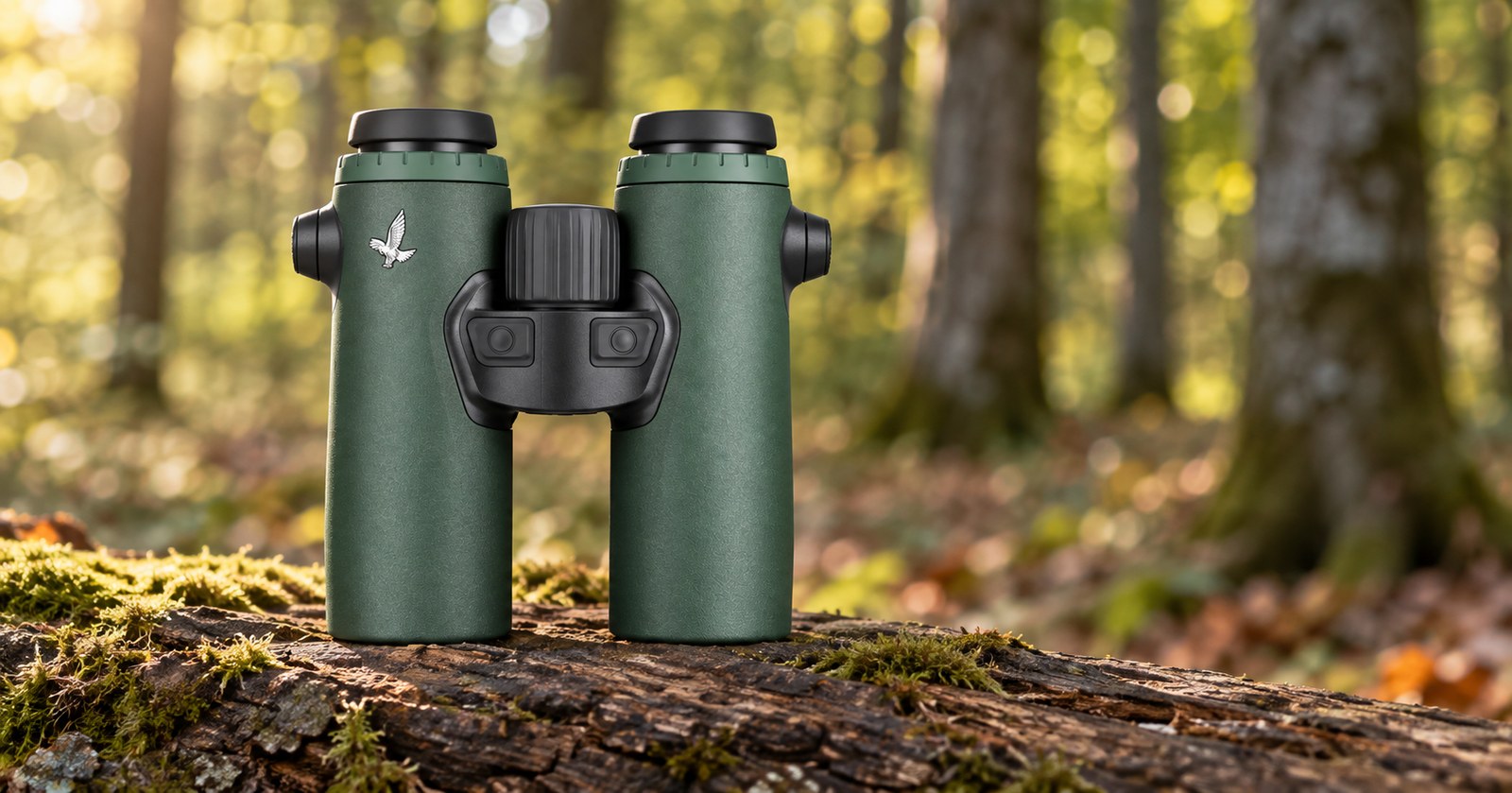Swarovski EL Range TA 8×32 auf einem bemoosten Stamm im Herbstwald