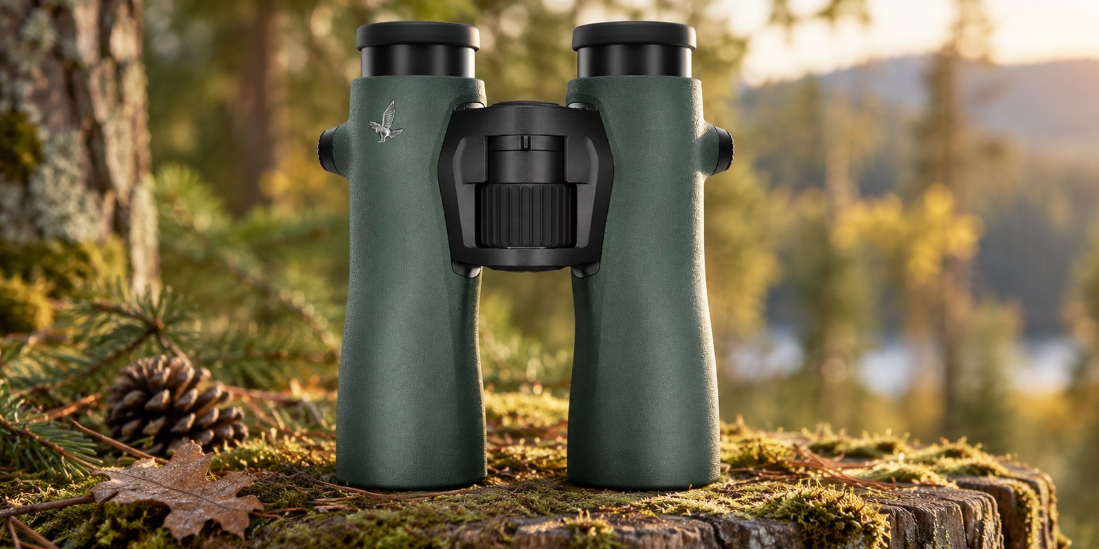 Swarovski NL Pure 8×42 in Grün auf einem bemoosten Baumstumpf