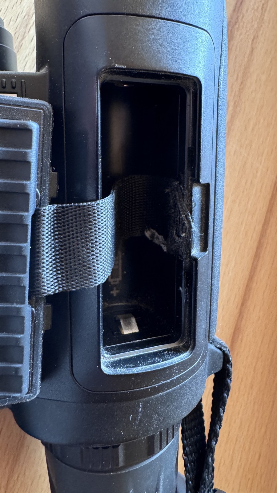 waermebild/habrok-batteriefach-zugband.jpg Batteriefach des Habrok HQ35LN mit gerissenem und provisorisch wieder angeklebtem Zugband des Akkus