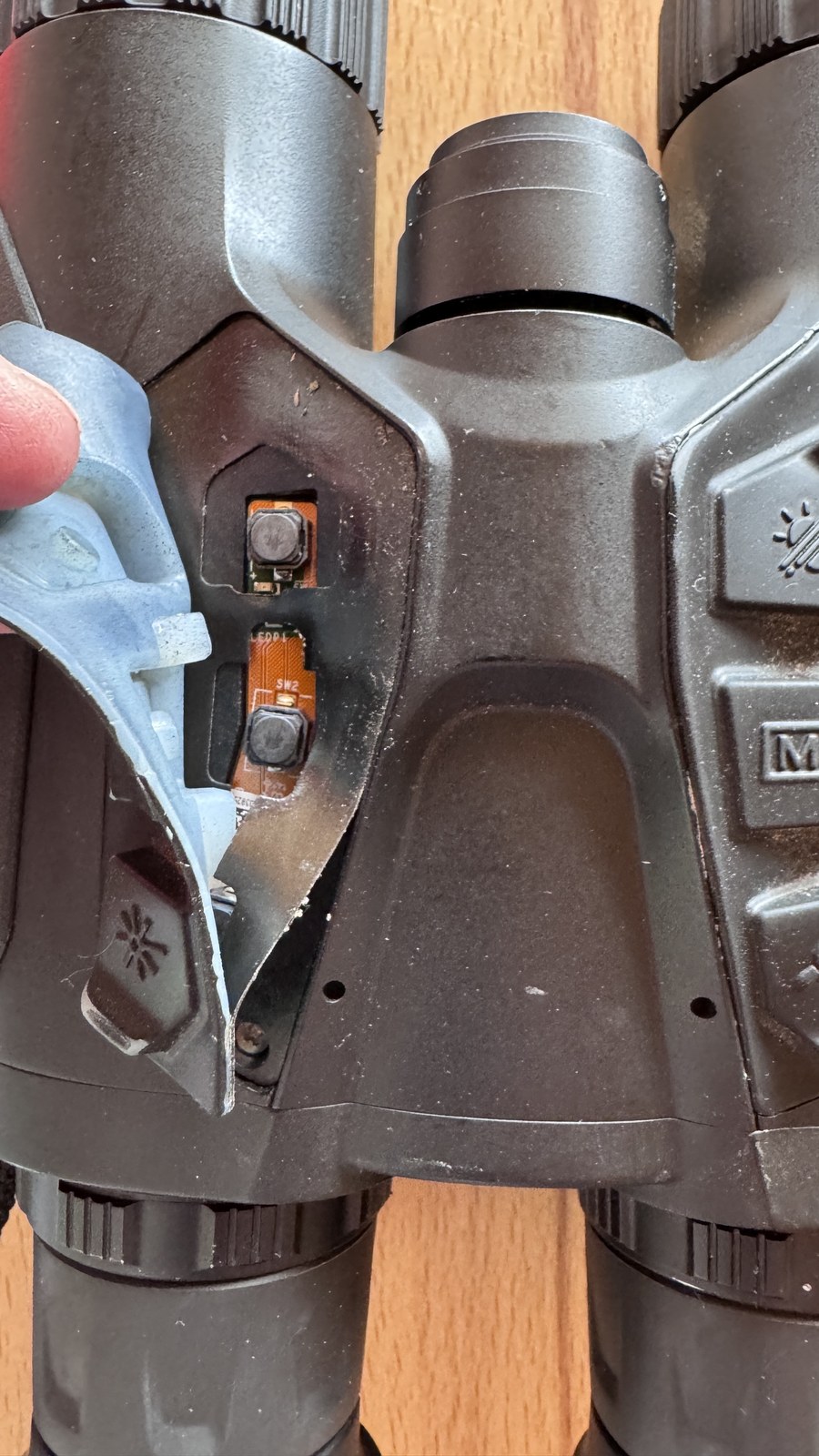 waermebild/habrok-gummiabdeckung-geloest.jpg Vollständig vom Gehäuse gelöste Gummiabdeckung am Habrok HQ35LN, darunter liegen Platine und Schalter frei
