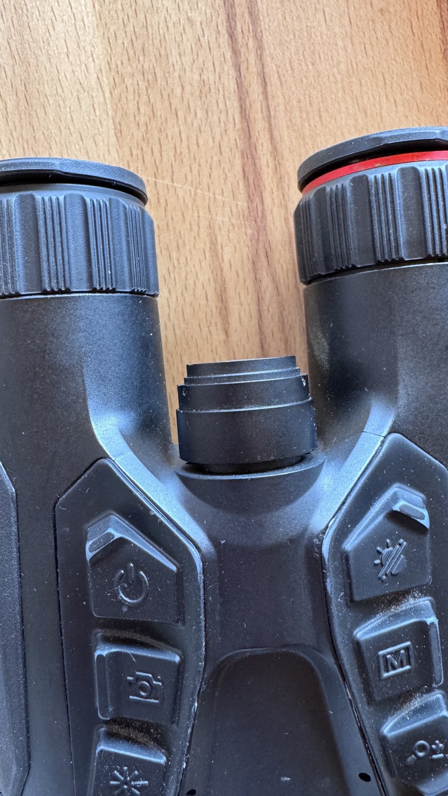 waermebild/habrok-tastenfeld.jpg Tastenfeld des HIKMICRO Habrok HQ35LN mit den aufgeklebten Gummiabdeckungen über den Bedientasten